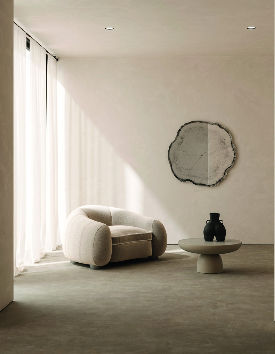 Designinterieur met fauteuil, spiegel en natuurlijke materialen